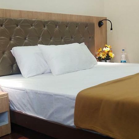 Отель Amutham Residency Tiruchirappalli Экстерьер фото