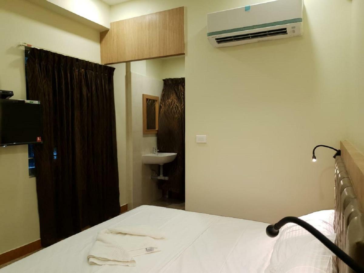 Отель Amutham Residency Tiruchirappalli Экстерьер фото