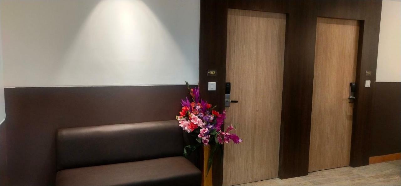 Отель Amutham Residency Tiruchirappalli Экстерьер фото