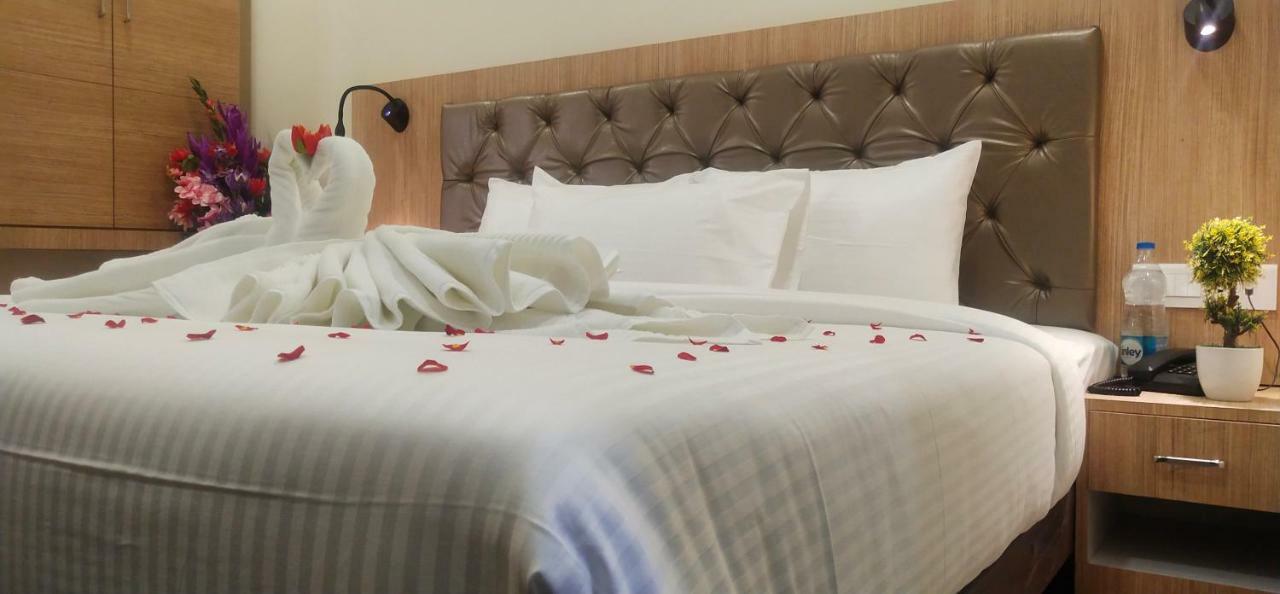 Отель Amutham Residency Tiruchirappalli Экстерьер фото
